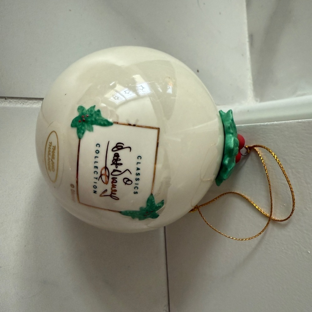 ON ICE Tree Ornament 3.5" tall by Walt Disney Classic Collection 1999 NEW IN BOX - Picture 2 of 5